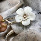 BLOMSTER BROSJE MED STEN -  LYKKE  GULLFARGET thumbnail