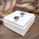 NYHET: BLOMSTERNATT STUDS DYPPET I SØLV thumbnail