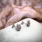 NYHET: BLOMSTERNATT STUDS DYPPET I SØLV thumbnail
