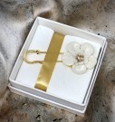 BLOMSTER BROSJE MED STEN -  LYKKE  GULLFARGET thumbnail