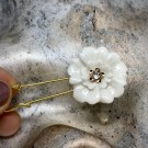 BLOMSTER BROSJER MED STEN -  FRYD thumbnail