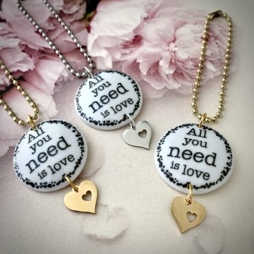 Huskelapp All you need is love - med hjerter, 30mm